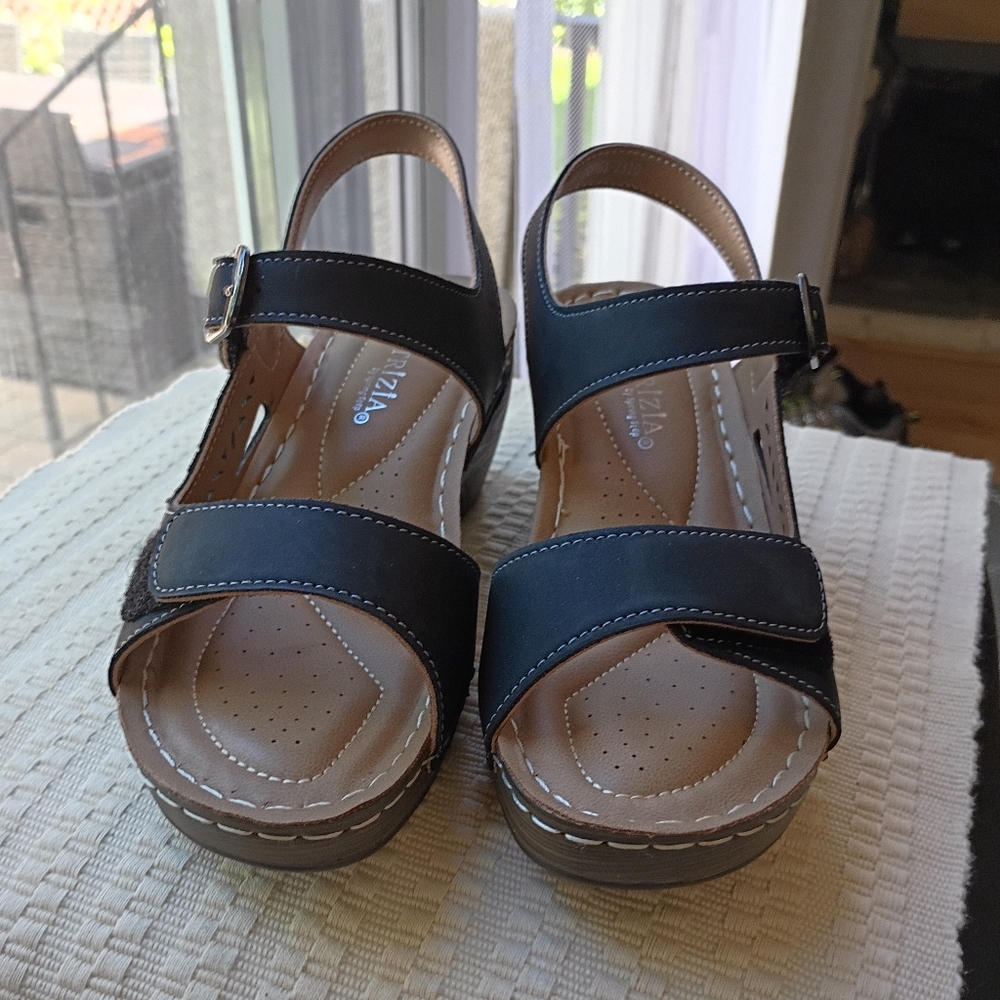 NWT.Patrizia by Spring Black and Tan Sandals.Size36/5.5 - Picture 3 of 8